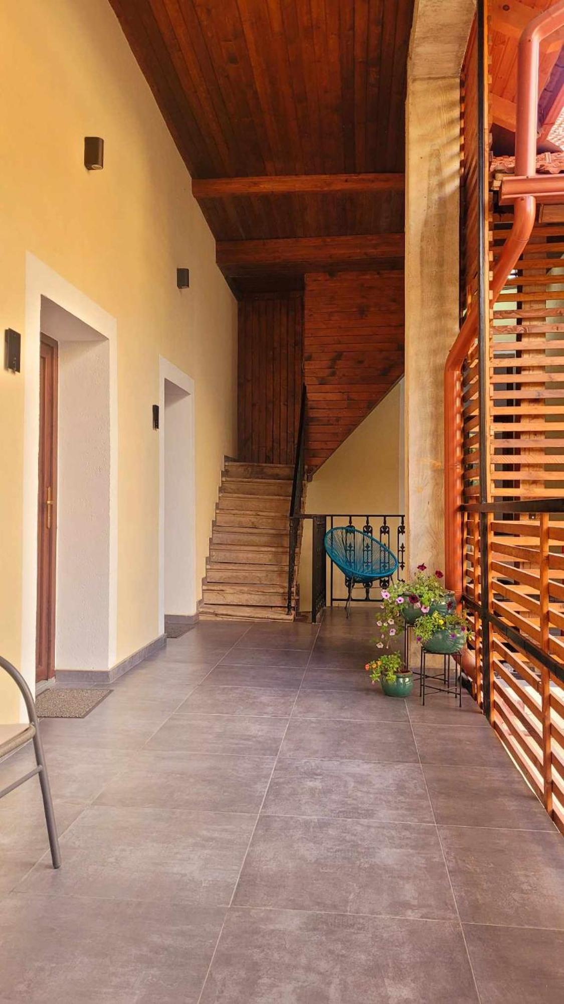 Urban Six Apartments Fagaras Luaran gambar