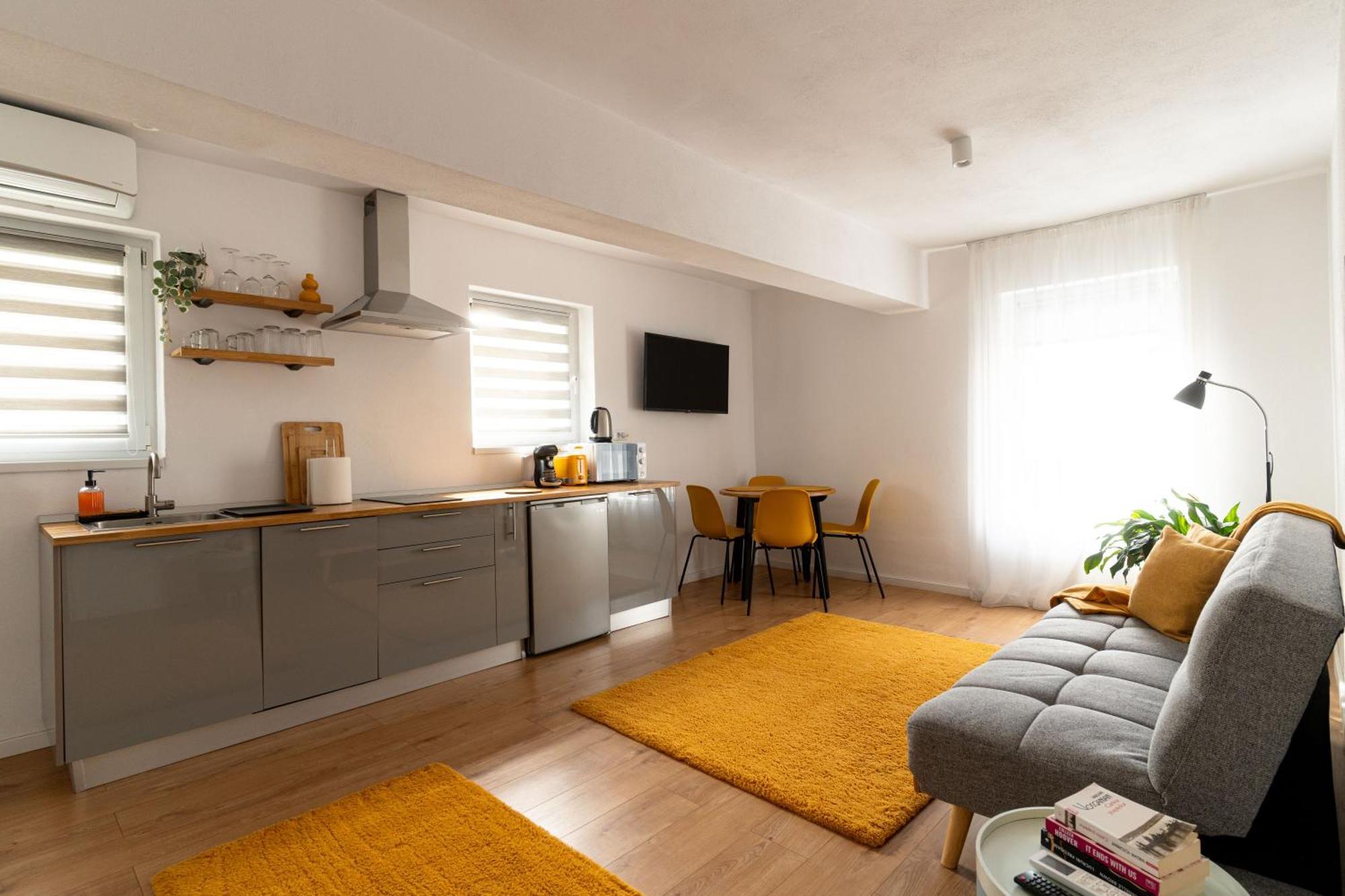 Urban Six Apartments Fagaras Luaran gambar